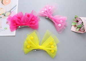 Vue à plat de nœuds en tulle colorés avec pompons doux pour coiffure de petite fille