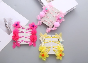 Detail von pastellfarbenen Schmetterlings-Haarspangen mit Chiffon-Blumen für Mädchen