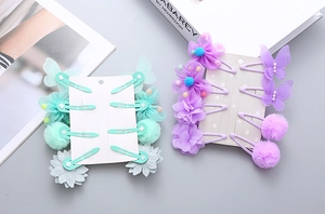 Detailansicht der süßen Haarklammern in Pastellfarben mit Schmetterling und Blumen