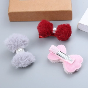 Tre fermagli per capelli in peluche con fiocchi bordeaux, grigi e rosa con perle