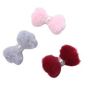 Tre fermagli a fiocco in peluche con perle in rosa, grigio e rosso per bambine invernali