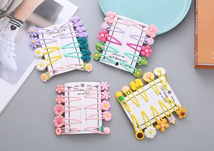 Vue à plat de barrettes colorées pour enfants avec motifs mignons de fruits et fleurs