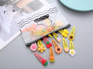 Détail d'un ensemble de barrettes mignonnes pour filles avec motifs fruits et fleurs en résine