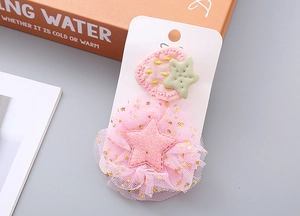 Detail der rosa Netz-Haarklammer mit gestickter Erdbeere und Glitzer-Sternchen