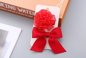 Detail von roter Netzrose Haarspange und großem Satin-Schleifen-Set auf Displaykarte