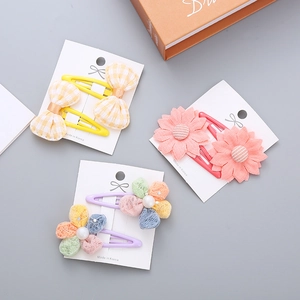 Three-piece set of girls' floral and bow hair clips with pearls on display cards