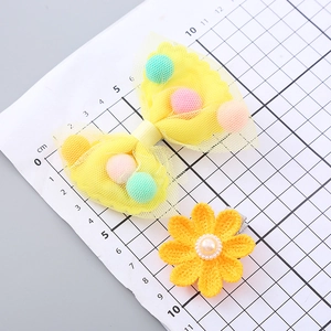 2-teiliges Set Haarspangen für Mädchen mit gelber Schleife und Häkel-Gänseblümchen-Blumen