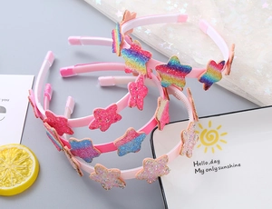 Dettaglio di quattro cerchietti per bambini con stelle glitterate e denti antiscivolo