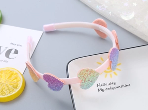Dettaglio del cerchietto rosa con paillettes a cuore e struttura interna antiscivolo per bambine