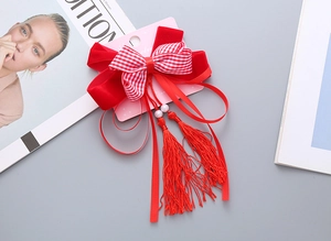 Dettaglio della molletta per capelli a fiocco rosso con nappe in stile cinese