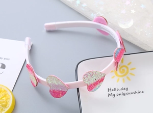Dettaglio del cerchietto rosa glitterato con cuori in paillettes sfumate per bambine