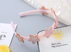 Dettaglio del cerchietto rosa con stelle glitterate, denti antiscivolo e strass lucidi
