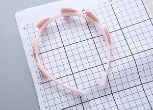 Cerchietto rosa per bambina con dentini antiscivolo e tappi protettivi terminali