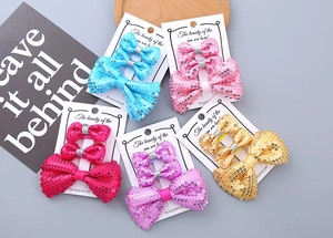Detailansicht des 3-teiligen Glitzer-Schleifen-Haarclip-Sets in Blau, Rosa und Lila
