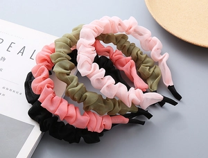 Set dettagliato di quattro cerchietti in chiffon a pieghe nero, rosa antico, oliva e rosa