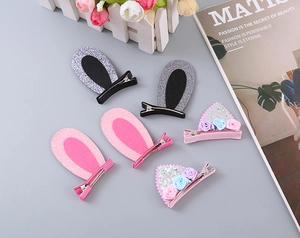 Détails d'une pince à cheveux oreilles de lapin rose et couronne florale pour enfant