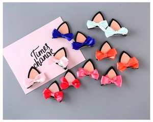 Détail de pinces à cheveux oreilles de chat à paillettes colorées avec nœuds en satin