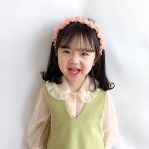 Cerchietto plissettato in chiffon rosa con abito verde da bambina e camicetta