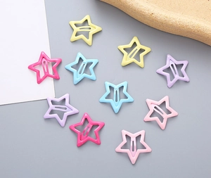 Vue à plat de barrettes à cheveux en métal en forme d'étoile aux couleurs de macaron