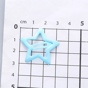 Barrette étoile bleu clair pour filles, taille 3,2 cm, présentée sur une règle de mesure