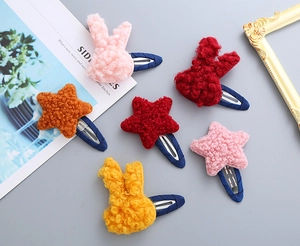 Nahaufnahme von Plüsch-Haarspangen mit Hasen und Sternen aus weichem Teddyvlies