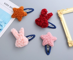 Detailansicht der flauschigen Stern- und Hasen-Haarspangen aus Kunstfell für Mädchen