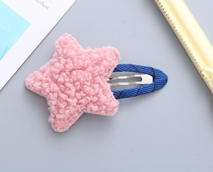 Detailansicht der rosa Plüschstern-Haarspangen für Mädchen mit blauem Stoffüberzug am Clip