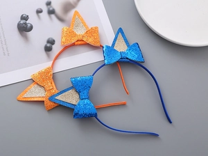Dettaglio delle orecchie da gatto con paillettes e fiocco su cerchietti per bambini