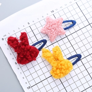 Set mit 3 Plüsch-Haarspangen für Mädchen mit Hasen und Sternen auf Skala-Papier