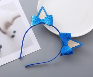 Dettaglio cerchietto con orecchie da gatto in paillettes blu con fiocco abbinato