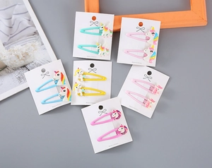 Detalle de pinzas para el pelo de unicornio con purpurina de colores para niñas