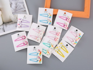 Detalle de pinzas para el cabello de unicornio para niñas en tarjetas de cartón
