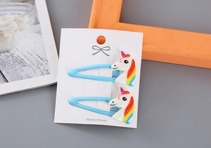 Primer plano de lindas horquillas de unicornio azul claro para niñas en tarjeta