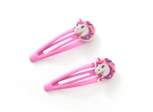 Detalle de horquillas de unicornio rosa con purpurina para peinados infantiles