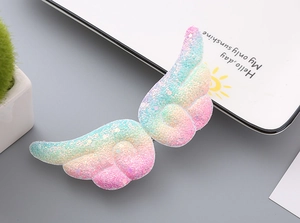 Macro-opname van de regenboog glitter engelenvleugel haarclip met pastelverloop