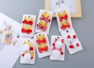 Détail de 7 paires de barrettes de Noël renne avec nœuds rouges et pompons blancs doux