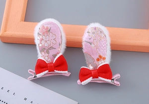 Détails de barrettes oreilles de lapin en peluche avec tissu floral et nœuds rouges