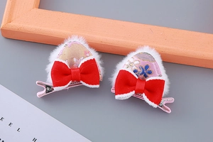 Détail de pinces à cheveux oreilles de chat en peluche avec tissu fleuri et nœuds rouges