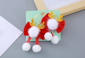 Détails de nœuds de Noël rouges avec bois de renne dorés et pompons blancs en peluche