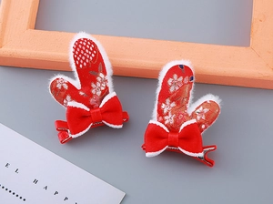 Gros plan de pinces à cheveux oreilles de cerf rouges avec motifs cerisiers et fausse fourrure