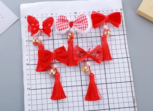 Detail von roten Hanfu-Haarspangen mit festlichen Quasten, Perlen und Glocken für Kinder