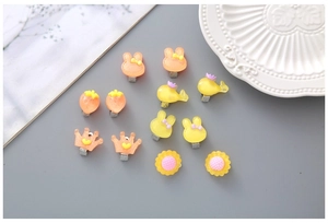 Vue à plat de boucles d'oreilles clip en résine pour filles avec motifs animaux et fruits