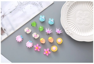 Vue détaillée de 14 clips d'oreilles mignons en résine aux couleurs gelée pour fillettes
