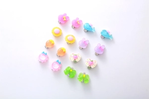 Clips d'oreilles colorés en résine pour enfants avec motifs de lapin et fleurs