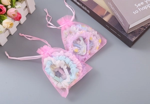 Detail von Sonnenblumen Organza Haargummis in rosa Beuteln mit Gänseblümchen-Druck
