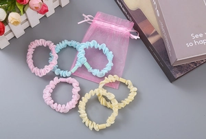 Detailset aus 5 Organza-Haargummis in Pastellfarben mit Kordelzugbeutel aus Netzstoff