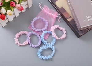 Detailliertes Set mit sechs Organza-Haargummis in Pastellfarben und einem Netzbeutel aus Mesh