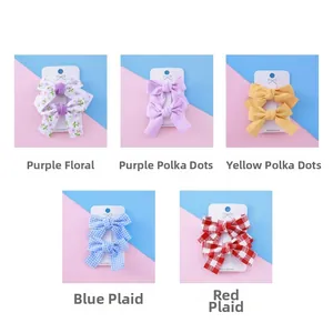 Détail de cinq styles de barrettes à nœuds faits main avec motifs floraux et à carreaux
