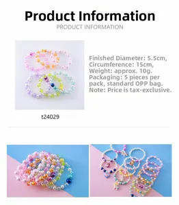 Vue détaillée de bracelets de perles colorées pour enfants avec charms de dessin animé