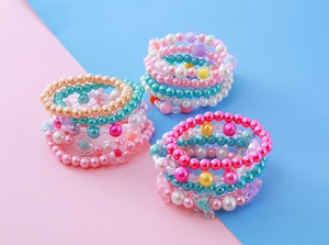 Détails des bracelets de perles colorés pour filles avec motifs de fleurs et papillons